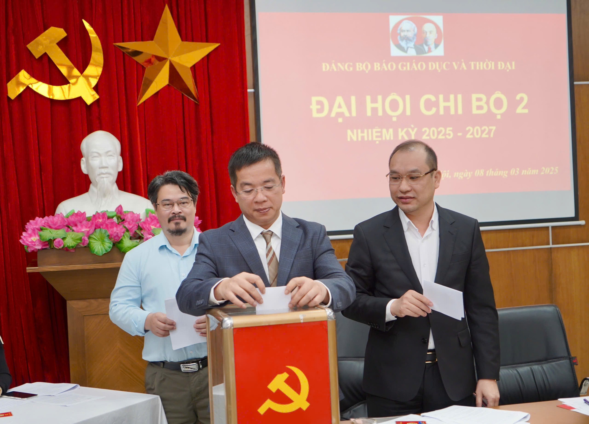 Các đại biểu bỏ phiếu bầu Chi uỷ; Bí thư và Phó Bí thư chi bộ. bo-phieu.jpg
