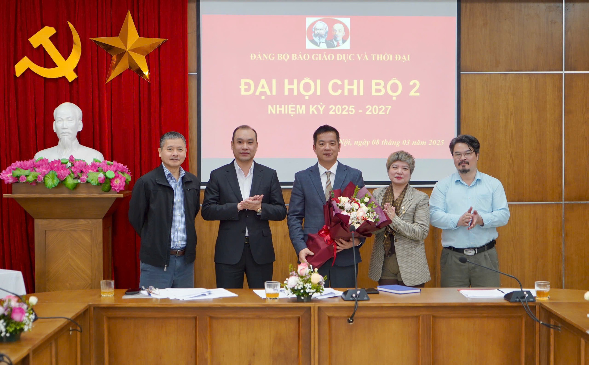 Các đồng chí Chi uỷ Chi bộ 2 ra mắt Đại hội và nhận hoa chúc mừng từ Đảng bộ Báo. chi-uy.jpg