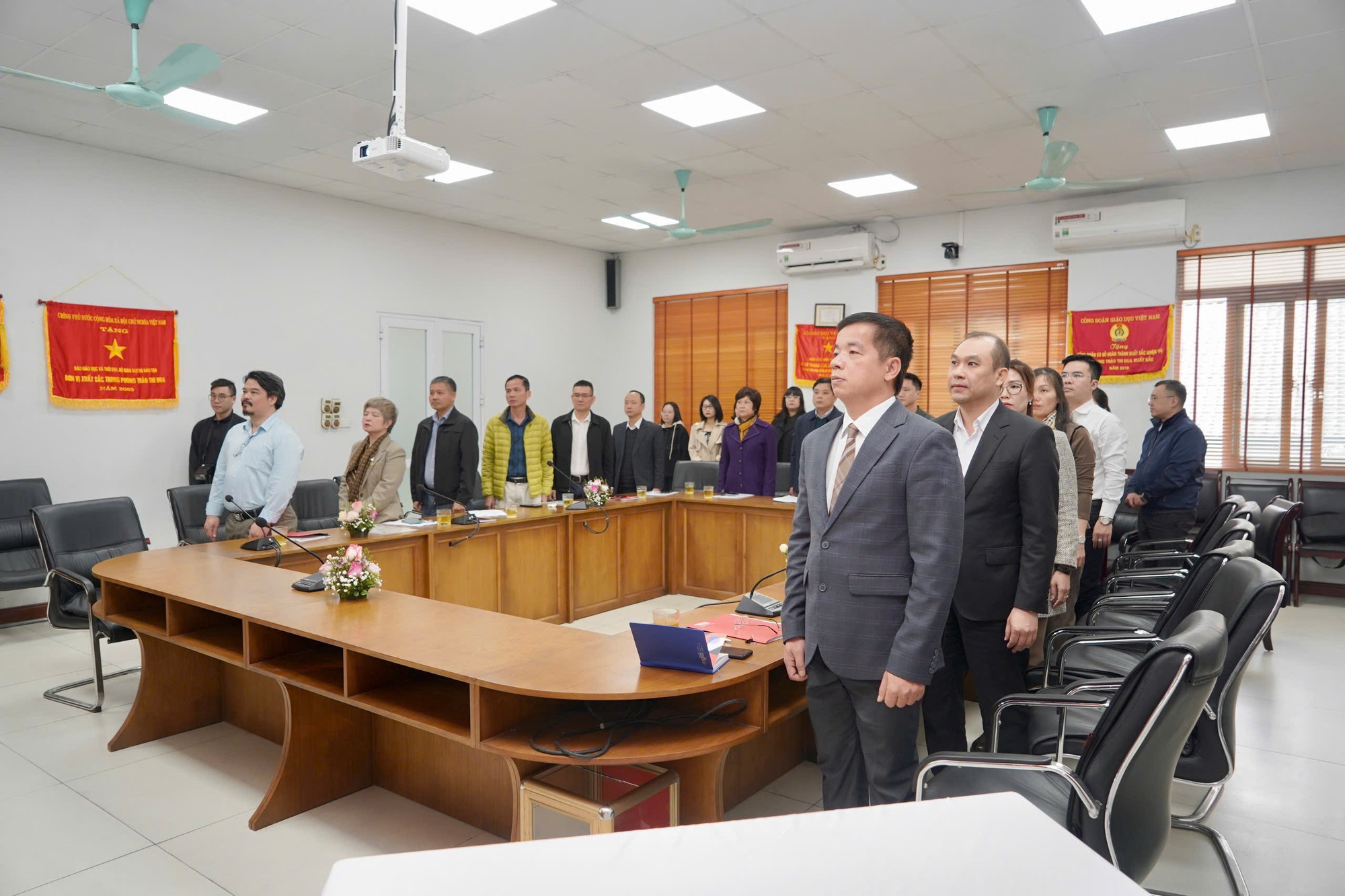 Các đại biểu thực hiện nghi thức chào cờ. chao-co.jpg
