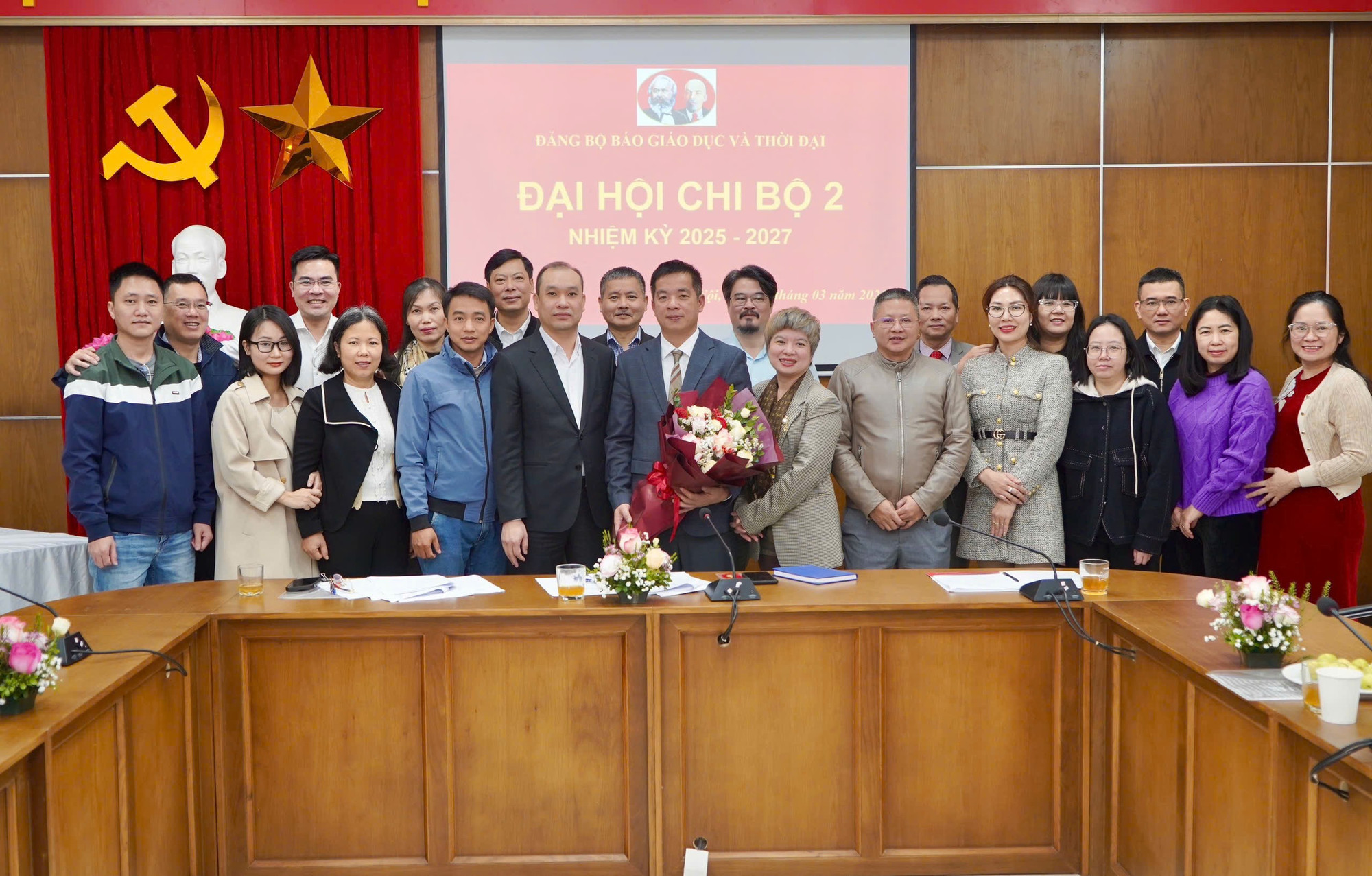 Các đại biểu chụp ảnh lưu niệm. chi-bo-2-3.jpg
