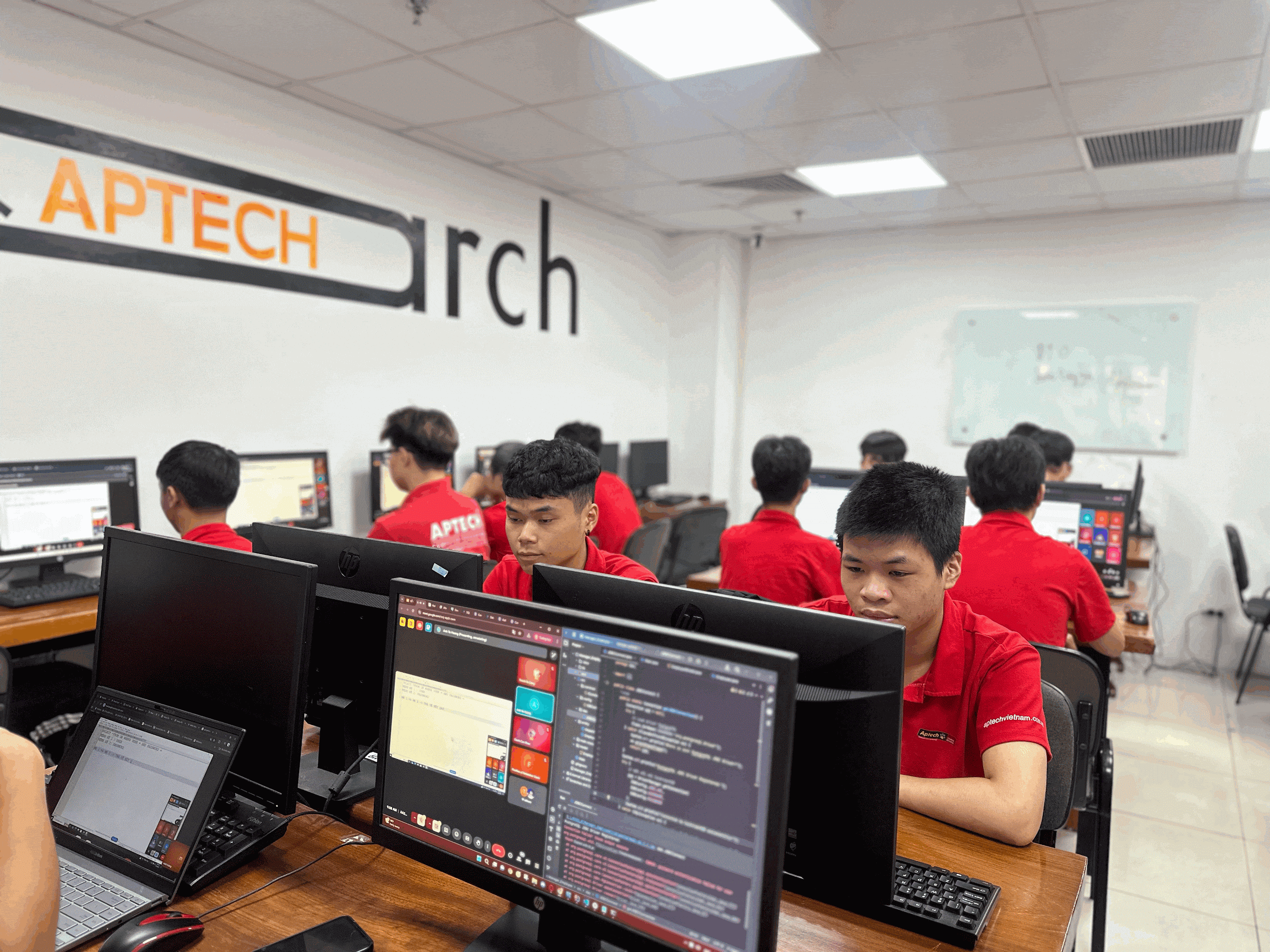 Một trong những buổi học về AI của các bạn học viên Aptech tại 285 Đội Cấn và 19 Lê Thanh Nghị image003.gif