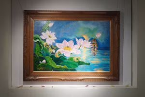 Tranh trưng bày tại triển lãm "Sen tháng Năm". Ảnh: PV.