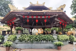 Hoa loa kèn "nhuộm trắng" tại Nhà Bát Giác. Ảnh: BTC.