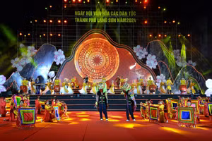 Sân khấu khai mạc ngày hội với chủ đề “Tự hào bản sắc văn hóa xứ Lạng”.