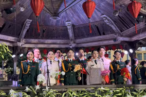 Các sinh viên Trường Cao đẳng Nghệ thuật Hà Nội biểu diễn mở màn chương trình. Ảnh: Đan Linh.