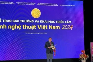 Thứ trưởng Tạ Quang Đông phát biểu trong buổi khai mạc và trao giải thưởng