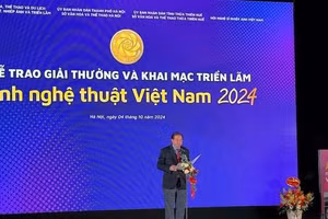 Thứ trưởng Tạ Quang Đông phát biểu trong buổi khai mạc và trao giải thưởng