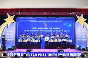 Đại diện các nhóm tác giả và tác giả đạt giải thưởng nhận bằng khen và phần thưởng của ban tổ chức.