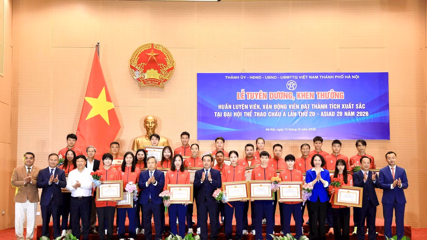 Lãnh đạo thành phố Hà Nội trao thưởng cho các HLV, VĐV đạt thành tích xuất sắc tại ASIAD 20. Ảnh: Viết Thành