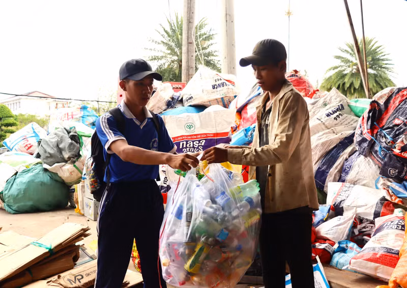Trung bình mỗi tháng Hữu Do kiếm được khoảng vài trăm nghìn đồng từ tiền bán phế liệu. Số tiền này tuy không nhiều nhưng đối em là niềm vui lớn, dùng để trang trải cho việc học, phụ cha mẹ thuốc thang. do-12.jpg