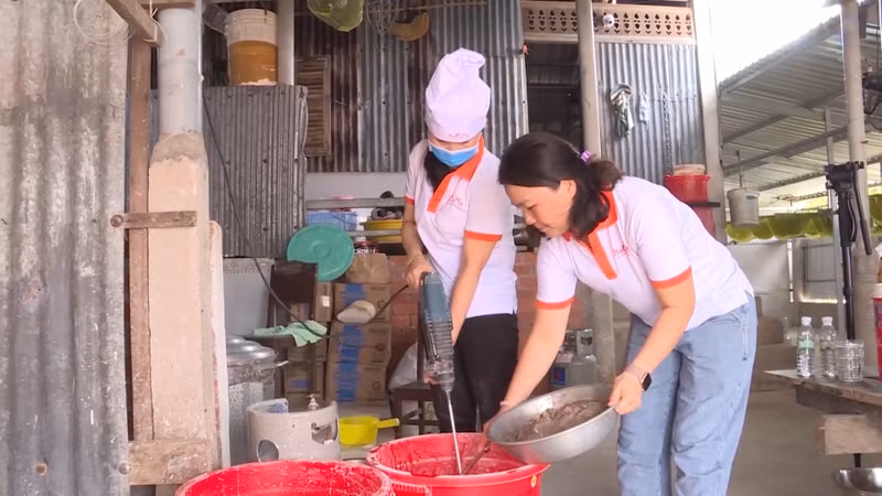 Thịt tôm được xay nhuyễn, trộn đều với bột và các loại gia vị khác. Tỷ lệ tôm càng cao thì bánh phồng tôm sẽ càng đậm vị hơn. banh-phong-tom-30.jpg