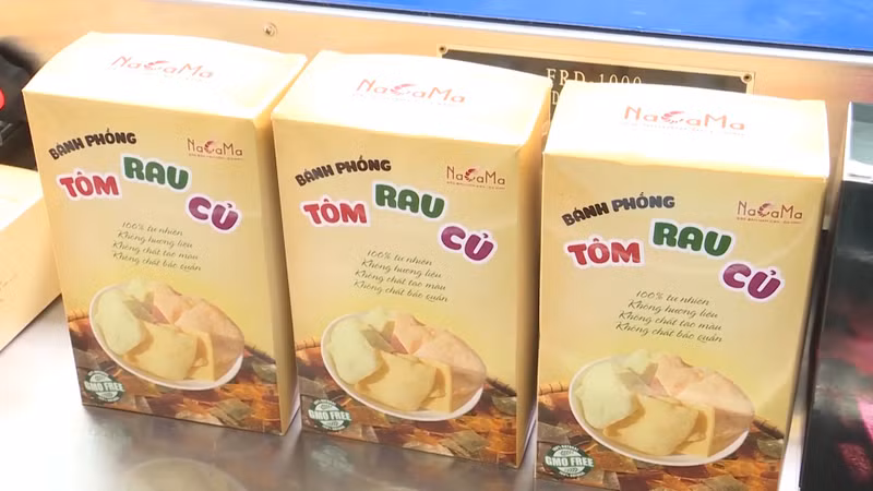 Ngoài bánh phồng tôm đặc trưng, nhiều cơ sở còn sản xuất thêm bánh phồng cua, bánh phồng hào, bánh phồng được chế biến từ các loại rau, củ, quả như: Chuối, thanh long, hạt sen, lá dứa… banh-phong-tom-140.jpg