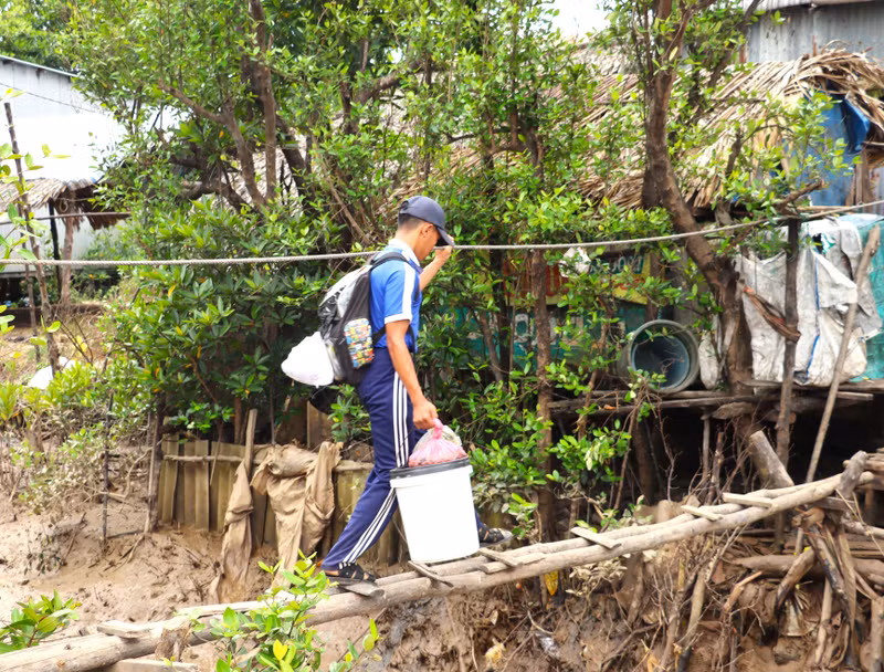 Gia đình Hữu Do thuộc diện khó khăn, không đất sản xuất, cha mẹ thì lớn tuổi, nhiều bệnh không thể làm việc nặng nhọc. do-22.jpg