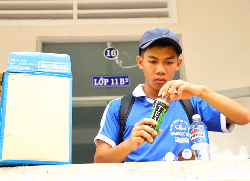 Giờ ra chơi sau mỗi tiết học, trong khi các bạn trong lớp vui chơi, ra căn-tin ăn uống..., Hữu Do sẽ đi xung quanh khuôn viên trường thu gom vỏ lon, chai nhựa, hộp giấy mà các bạn bỏ lại. do-5.jpg