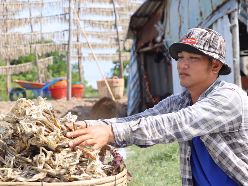 Trên địa bàn xã Cái Đôi Vàm hiện nay có hơn 100 doanh nghiệp và hộ gia đình sản xuất, kinh doanh nghề Cá Khoai, có nhiều gia đình 3 đời, thậm chí 4 đời làm khô cá Khoai. khoai-12.jpg