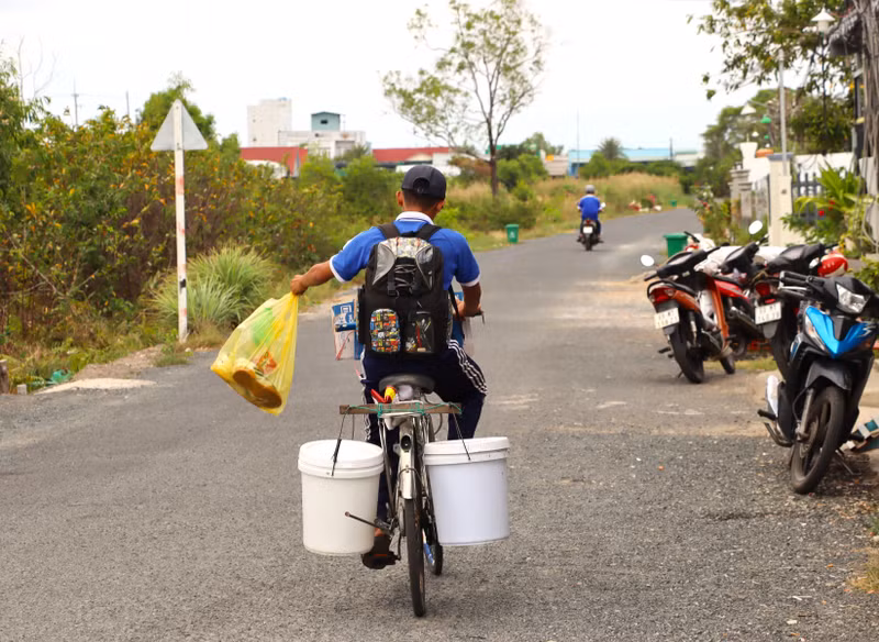 Em gửi thùng đồ ăn thừa ở 8 hộ dân. Thùng đã được gửi các hộ trước đó để họ bỏ thức ăn thừa vào, khi đến nơi em chỉ đổi thùng hoặc đổ thức ăn thừa từ thùng này qua thùng khác rồi đem đi. do-15.jpg