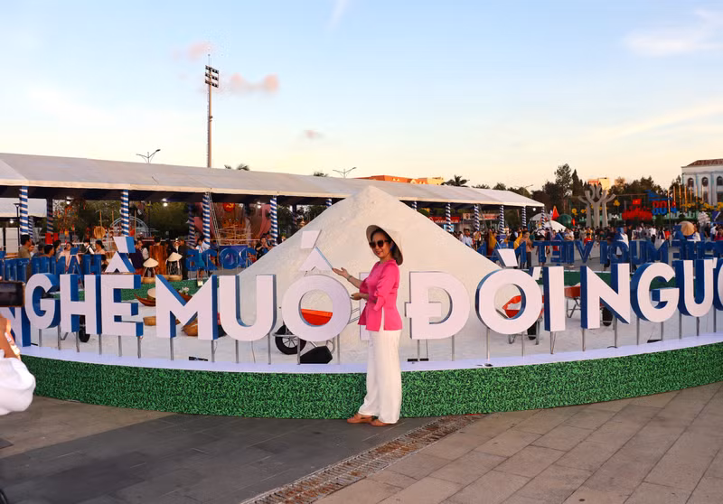 Mô hình núi muối với khoảng 100 tấn muối được đặt tại trung tâm Quảng trường Hùng Vương thu hút nhiều du khách đến chụp ảnh. muoi-17.jpg