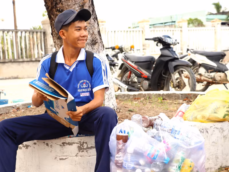 Tan học em sẽ tập hợp phế liệu bỏ vào bao nilon để đem về nhà tích trữ bán, hôm nào lượm nhiều trên đường em sẽ ghé luôn cửa hàng phế liệu để bán. do-7.jpg