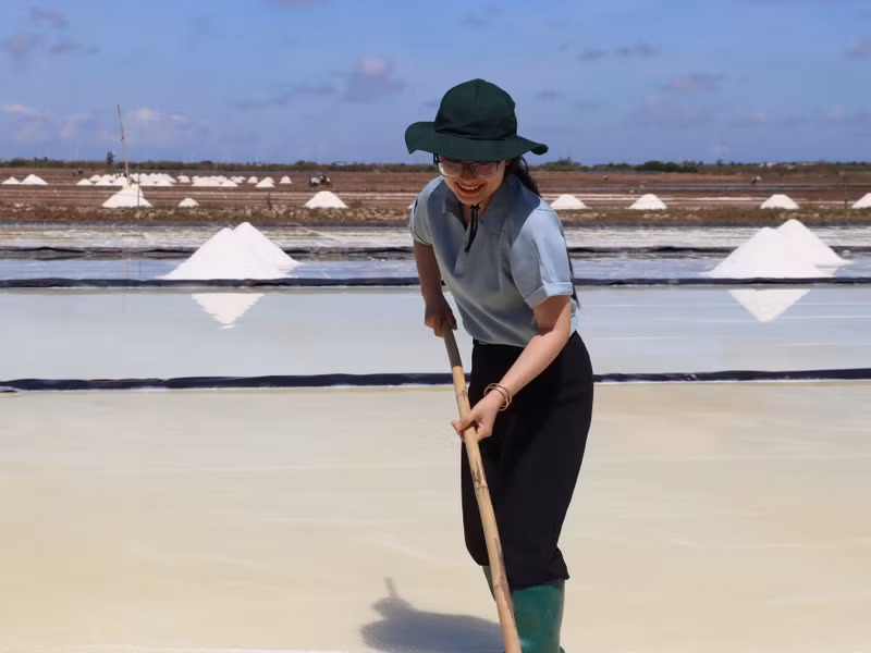 Năm 2020, nghề làm muối ở tỉnh được Bộ Văn hóa, Thể thao và Du lịch công nhận là Di sản văn hóa phi vật thể quốc gia. Trong ảnh, du khách trải nghiệm một ngày làm diêm dân. muoi-3.jpg