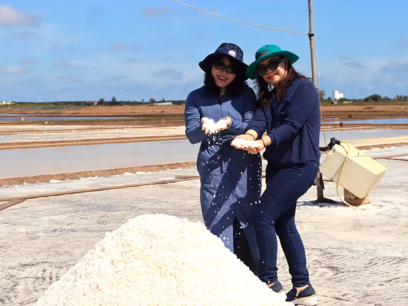 Du khách chụp ảnh trên các đồng muối xã Long Điền Đông, huyện Đông Hải, Bạc Liêu. muoi-5.jpg