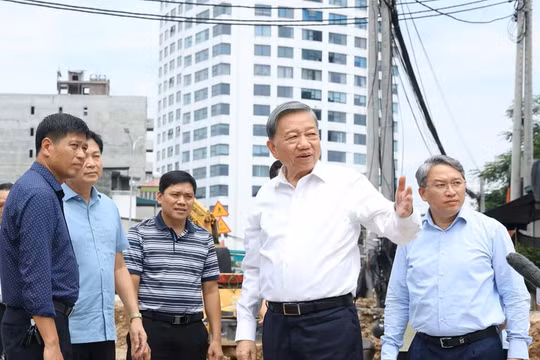 Tổng Bí thư, Chủ tịch nước Tô Lâm kiểm tra thực địa tại Dự án đầu tư xây dựng đường Vành đai 1 (đoạn Hoàng Cầu - Voi Phục) - Ảnh: TTXVN