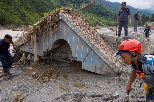 Người phụ nữ Nepal bất ngờ sống lại sau 10 ngày giữa bùn đất của lũ quét
