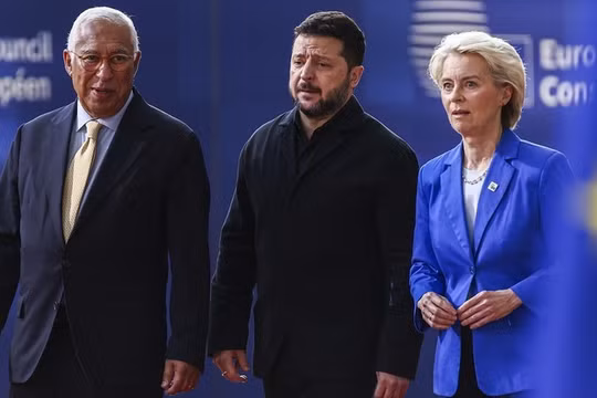Trái qua phải, Chủ tịch Hội đồng châu Âu Antonio Costa, Tổng thống Vladimir Zelensky của Ukraine, và Chủ tịch Ủy ban châu Âu Ursula von der Leyen, Brussels, Bỉ.