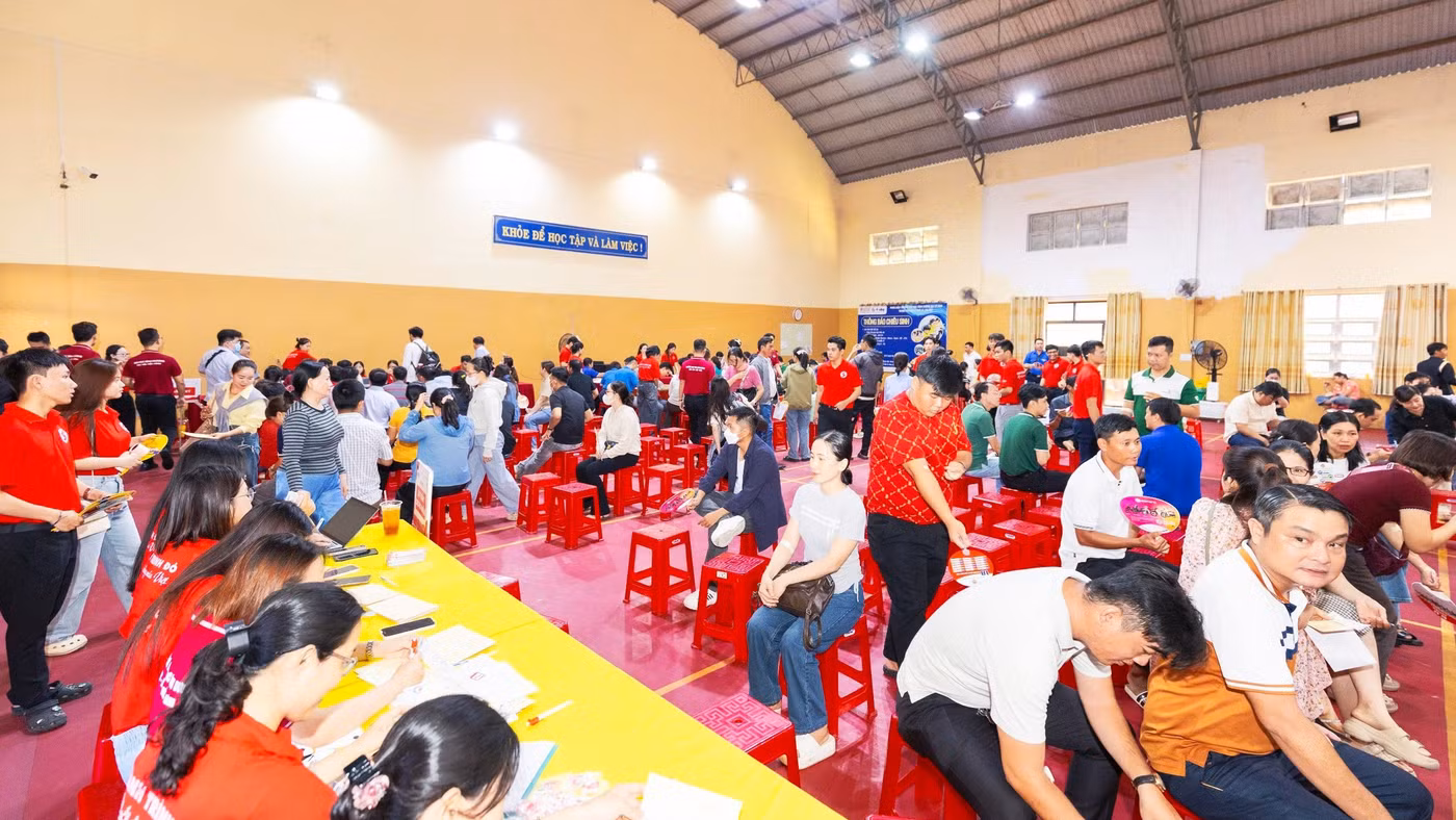 Đông đảo người dân Cà Mau tình nguyện tham gia hiến máu.