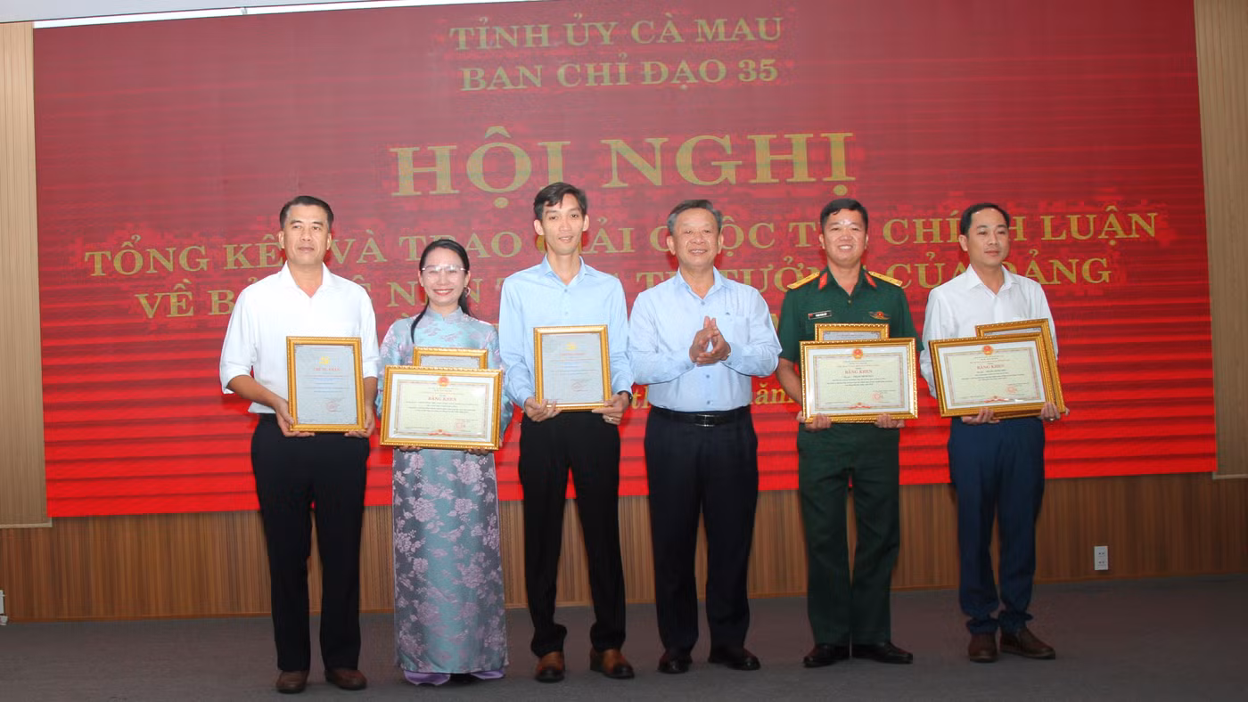 Các tác giả, nhóm tác giả đạt giải A cuộc thi.