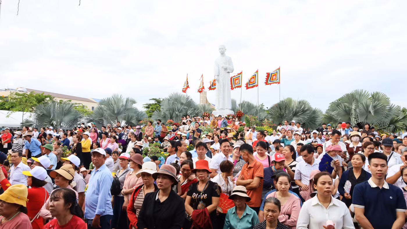 Giáo dân tập trung theo dõi nghi lễ tuyên chân phước.