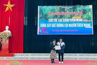Em Nông Công Hào (Lớp 12A1, Trường PTDTNT tỉnh Cao Bằng) nhận học bổng Chương trình hỗ trợ giáo dục Chắp cánh. 