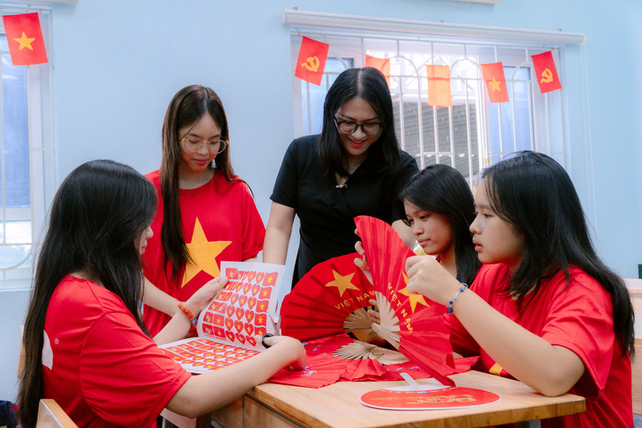 Cô và trò Đoàn Thị Điểm chuẩn bị hơn 5.000 chiếc quạt trao tặng người dân và du khách tham dự lễ diễu binh, diễu hành dịp Quốc khánh 2/9. untitled-39-of-65.jpg