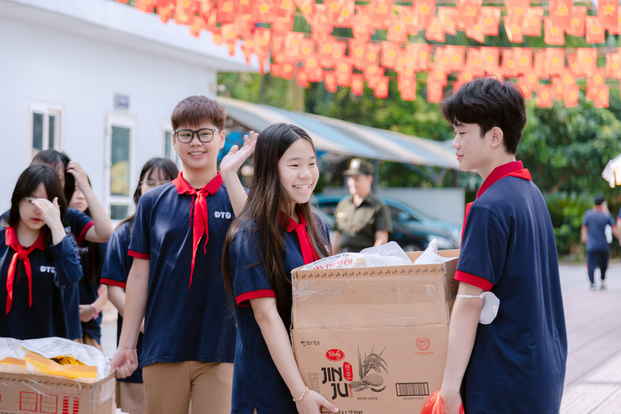 Các em học sinh tự tay chuẩn bị quà cho hoạt động tri ân các thương, bệnh binh nhân dịp Quốc khánh 2/9. 20250820-untitled-3-of-101.jpg