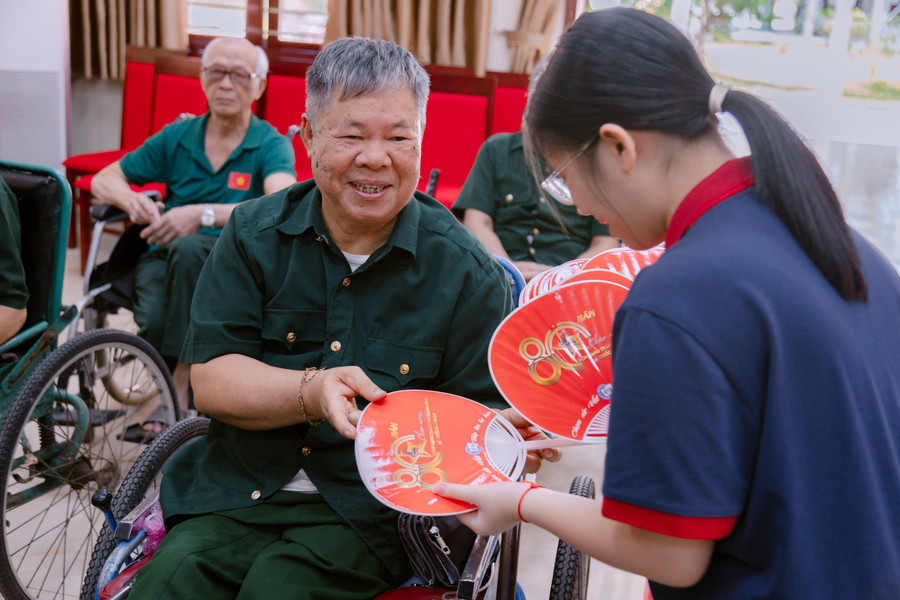 Và trao tận tay những suất quà đến các thương bệnh binh đang được chăm sóc tại Trung tâm điều dưỡng Duy Tiên - Ninh Bình. 20250820-untitled-27-of-101.jpg