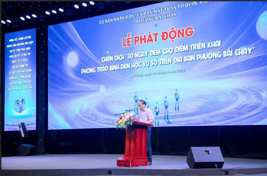 Đồng chí Nguyễn Hoàng Quý - Bí thư Đảng ủy, Chủ tịch HĐND phường Bãi Cháy phát động chiến dịch “30 ngày đêm cao điểm triển khai phong trào Bình dân học vụ số” trên địa bàn phường. z6888543812332-17ecc704f65f9350cf1ab876998c33c1-min.jpg