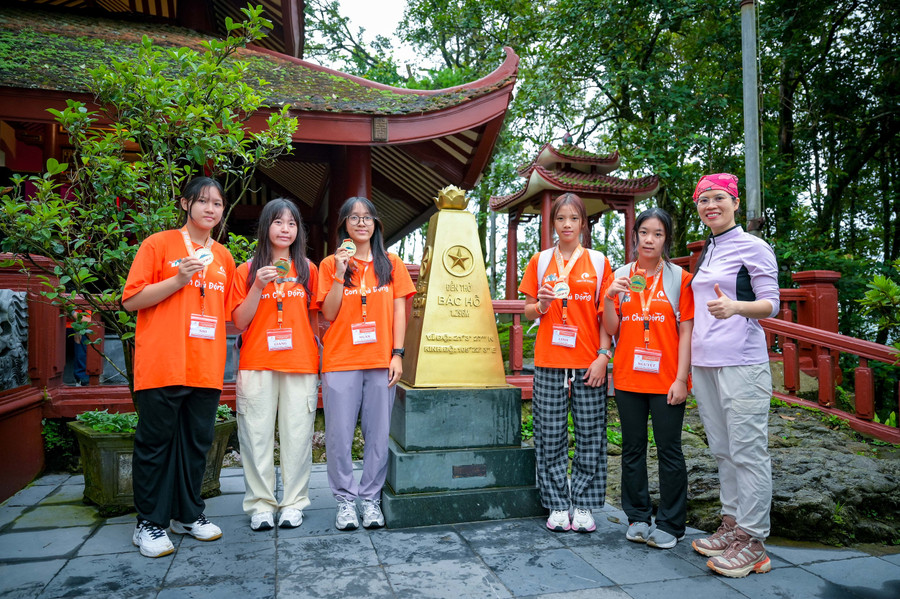 Niềm vui chiến thắng của các bạn nhỏ trên đỉnh núi Ba Vì cùng người bạn đồng hành Thạc sĩ Tâm lý, Chuyên gia Trị liệu Tâm Trí Nguyễn Thị Lanh (ngoài cùng bên phải) con-chu-dong-chinh-phuc-dinh-ba-vi-05-min.jpg