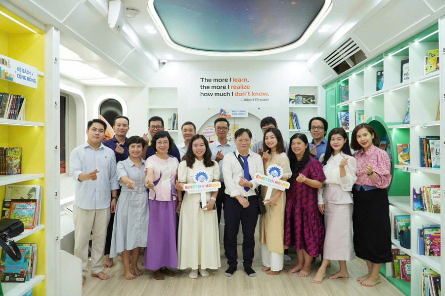 Các đại biểu chụp hình lưu niệm. z6889358269988-89c53ad7f9656df2b200f86b4b9d3a79.jpg