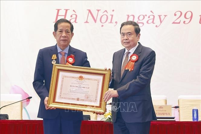 Chủ tịch Quốc hội Trần Thanh Mẫn trao Huân chương Độc lập hạng Ba tặng ông Đặng Thuần Phong, nguyên Phó Chủ nhiệm Ủy ban Văn hóa và Xã hội của Quốc hội. Ảnh: Doãn Tấn/TTXVN