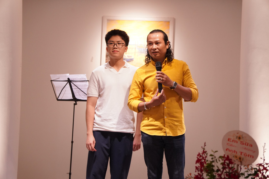 Thạc sĩ Trần Quang Dũng (bên phải) - giảng viên Trường Đại học Mỹ thuật Việt Nam, người sáng lập CLB Mỹ thuật Kỳ Lam chia sẻ tại triển lãm. thac-si-tran-quang-dung-giang-vien-truong-dai-hoc-my-thuat-viet-nam-nguoi-sang-lap-clb-ky-lam-va-la-thay-truc-tiep-huong-dan-minh-khoi-min.jpg