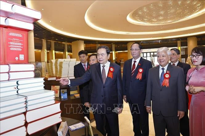 Chủ tịch Quốc hội Trần Thanh Mẫn và lãnh đạo Quốc hội xem Triển lãm Uỷ ban Thường vụ Quốc hội với phong trào thi đua yêu nước. Ảnh: Doãn Tấn/TTXVN