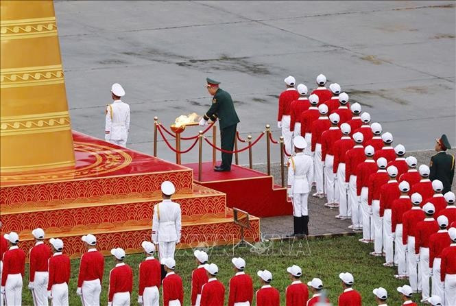 Ngọn lửa được trao cho Trung tướng, Anh hùng lực lượng vũ trang nhân dân Nguyễn Đức Soát, nguyên Phó tổng Tham mưu trưởng Quân đội nhân dân Việt Nam, người đã có thành tích đặc biệt xuất sắc, bắn rơi 6 máy bay của địch, trở thành một trong những phi công anh hùng của Quân đội nhân dân Việt Nam. Ảnh: Doãn Tấn/TTXVN Ngọn lửa được trao cho Trung tướng, Anh hùng lực lượng vũ trang nhân dân Nguyễn Đức Soát, nguyên Phó tổng Tham mưu trưởng Quân đội nhân dân Việt Nam, người đã có thành tích đặc biệt xuất sắc, bắn rơi 6 máy bay của địch, trở thành một trong những phi công anh hùng của Quân đội nhân dân Việt Nam. Ảnh: Doãn Tấn/TTXVN