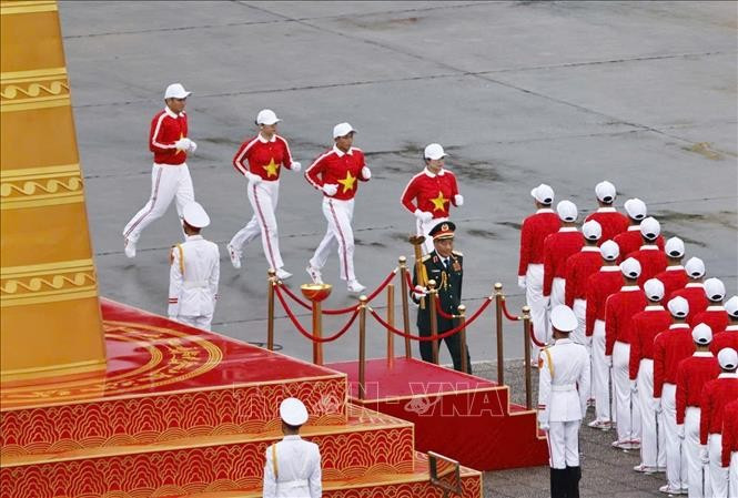 Chương trình bắt đầu bằng lễ rước đuốc, thắp sáng đài lửa - biểu tượng khát vọng của dân tộc Việt Nam. Chương trình bắt đầu bằng lễ rước đuốc, thắp sáng đài lửa - biểu tượng khát vọng của dân tộc Việt Nam.