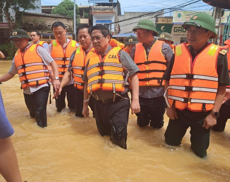 Thủ tướng Phạm Minh Chính tới Thái Nguyên thăm hỏi người dân, chỉ đạo khắc phục hậu quả mưa lũ. Ảnh: VGP Thủ tướng Phạm Minh Chính tới Thái Nguyên thăm hỏi người dân, chỉ đạo khắc phục hậu quả mưa lũ. Ảnh: VGP