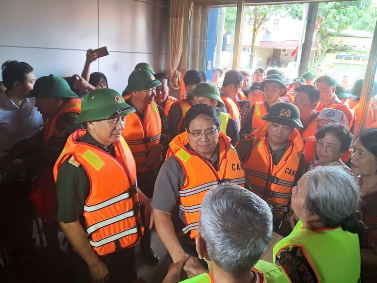 Thủ tướng Phạm Minh Chính thăm hỏi người dân vùng lũ tại Thái Nguyên. Ảnh: VGP Thủ tướng Phạm Minh Chính thăm hỏi người dân vùng lũ tại Thái Nguyên. Ảnh: VGP