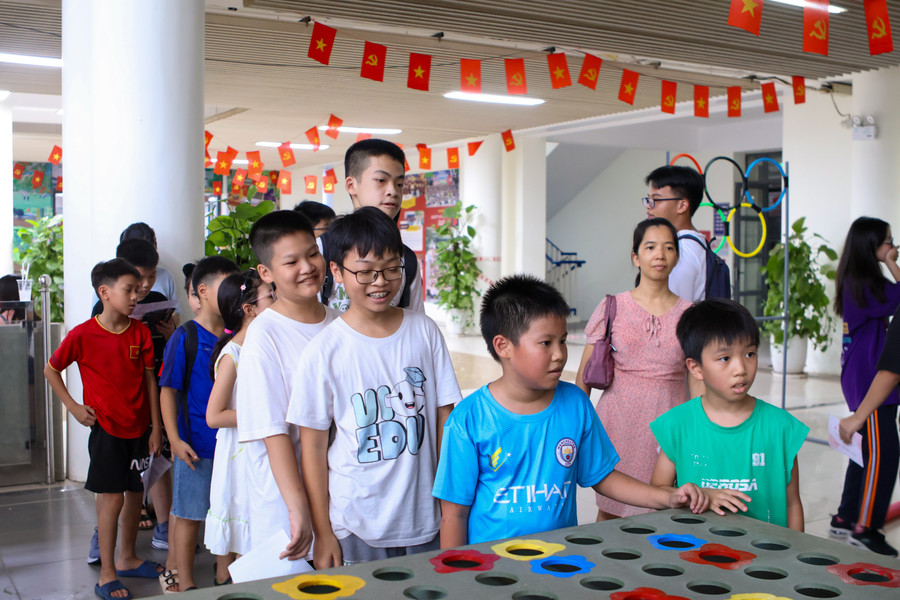 Các bạn nhỏ hào hứng tham gia các hoạt động trải nghiệm. anh-5.jpg