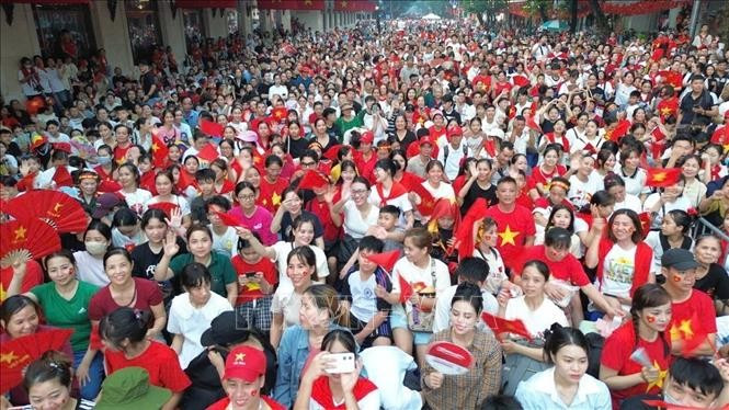 Hàng vạn người dân tập trung về trung tâm Thủ đô để chờ đón những giây phút thiêng thiêng trong ngày Đại lễ của dân tộc. Ảnh: Phan Phương/TTXVN Hàng vạn người dân tập trung về trung tâm Thủ đô để chờ đón những giây phút thiêng thiêng trong ngày Đại lễ của dân tộc. Ảnh: Phan Phương/TTXVN