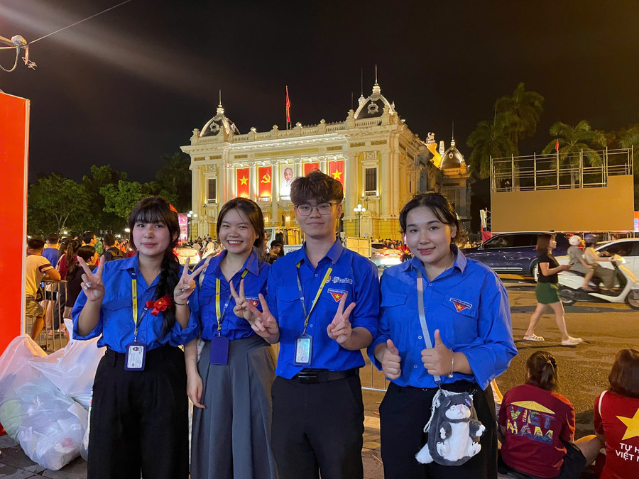 Đào Ánh Dương (thứ 2 từ trái qua) cùng các bạn tình nguyện viên tham gia thu dọn rác sau buổi tổng hợp luyện diễu binh, diễu hành. z6941067155194-2d950266844dad312e20a5040c33661a.jpg