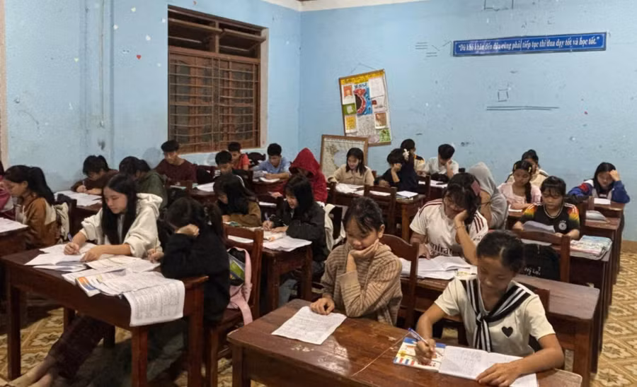 Học sinh nội trú Trường PTDTNT THCS & THPT Nam Trà My chăm chỉ ôn bài trong giờ “Tiếng trống học đêm”.