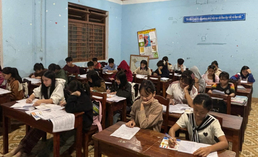 Học sinh nội trú Trường PTDTNT THCS & THPT Nam Trà My chăm chỉ ôn bài trong giờ “Tiếng trống học đêm”.