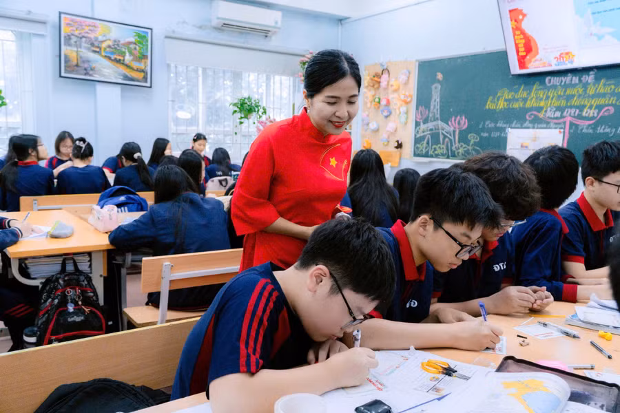 Cô giáo Nguyễn Thị Khánh Huyền - Giáo viên Lịch sử trường THCS Đoàn Thị Điểm (Hà Nội) trong giờ lên lớp.